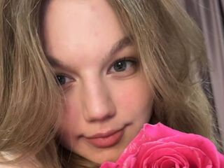 girl showing tits LinnGrimshaw