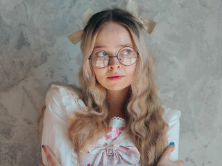 hot cam girl fingering shaved pussy BellaMorley