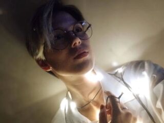 camgirl playing with sextoy AureliaRavens