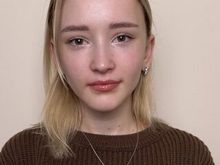 naughty cam girl fingering shaved pussy JulianaGobler