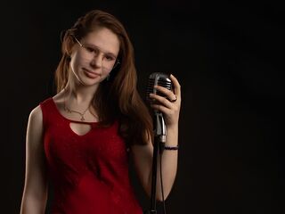 camgirl playing with sextoy LucettaDainty