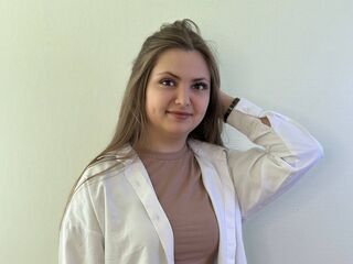 naughty cam girl fingering shaved pussy MildaTaddio