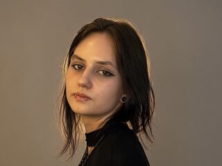 topless webcamgirl OmaMckeithen