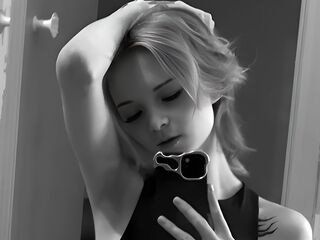 topless girl PaulinaCundiff