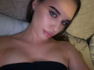 girl showing tits RhiannonJumper