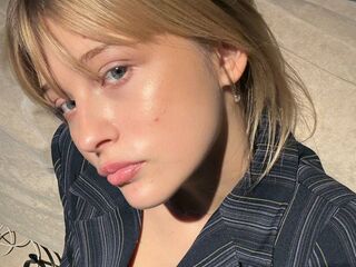 naked girl with webcam masturbating with dildo SoledadMadon